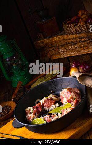 Roher ostfriesischer Snirtje-Braten mit Gewürzen. Stockfoto