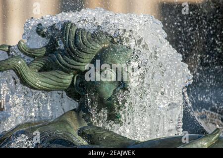 TRAFALGAR SQUARE LONDON, GROSSBRITANNIEN 10. FEBRUAR 2021. Eiszapfen hängen an den Skulpturen der Meerjungfrau an einem hellen, knusprigen Morgen an den Springbrunnen am Trafalgar Square, die gefroren sind, als London Temperaturen unter Null erlebt, nachdem starker Schnee eisige Temperaturen in vielen Teilen Großbritanniens und starke Winde in den südwestlichen Küstenregionen bringt. Credit amer ghazzal/Alamy Live News Stockfoto