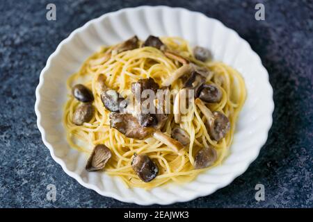 Rustikale italienische Spaghetti in Pilzcreme-Sauce Stockfoto