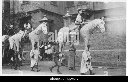 Riesige Pappmaché Art Pferde für ein Festival, China, c,1910 Stockfoto