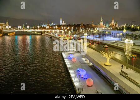 Moskau, Russland - 04. Februar 2020: Blick auf den Moskauer Kreml, den Moskauer Fluss und den Kremldamm bei den Weihnachtsbeleuchtungen in der Nacht. Stockfoto