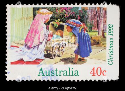 Die in Australien gedruckte Briefmarke zeigt Kinder, die gegen die Heilige Familie spielen, um 1992 Stockfoto