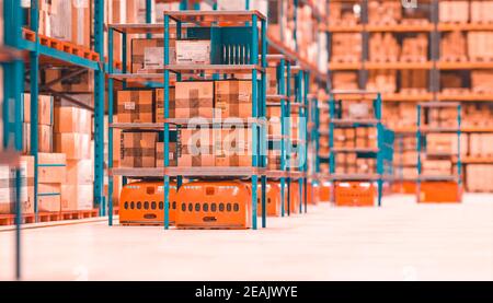 Automatisiertes Lager und Versandlager Stockfoto
