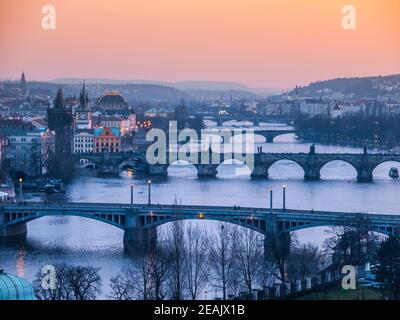 Prager Brücken über Moldau bei Sonnenuntergang. Blick vom Letna Park, Tschechische Republik Stockfoto