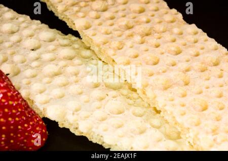 Frische Erdbeeren und diabetische Diät knirscht - knusprige Waffeln Brot aus Weizen, Textur close-up Stockfoto