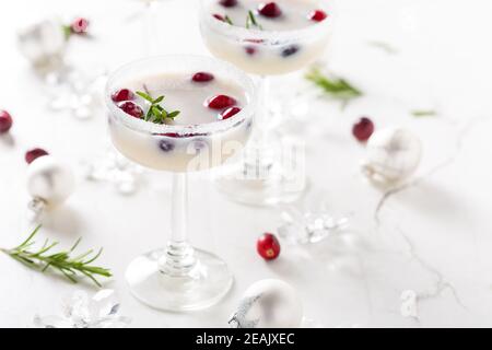 Weisse weihnachtliche margarita Punsch mit Preiselbeeren und Rosmarin Stockfoto