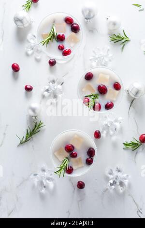 Weisse weihnachtliche margarita Punsch mit Preiselbeeren und Rosmarin Stockfoto