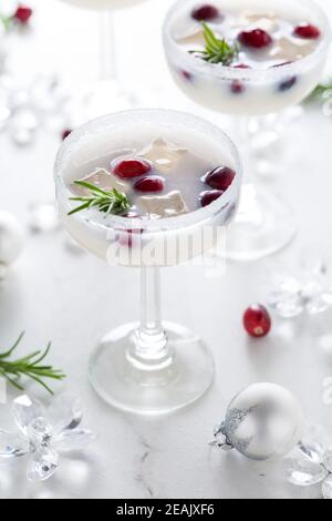 Weisse weihnachtliche margarita Punsch mit Preiselbeeren und Rosmarin Stockfoto