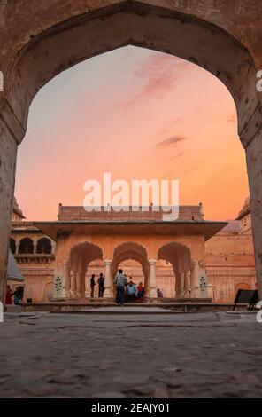 Vertikale Ansicht eines Säulenbaradari Pavalion klickte unter dem Bogen, mit in man Singh Palace Square Stockfoto