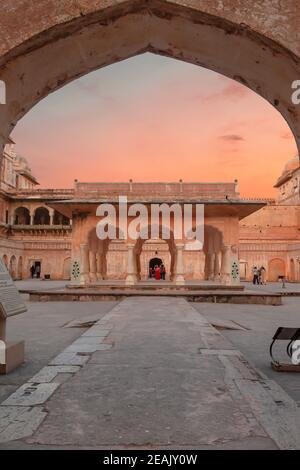 Vertikale Ansicht eines Säulenbaradari Pavalion geklickt unter dem Bogen, mit in man Singh Palace Squa Stockfoto