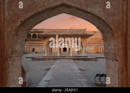 Horizontale Ansicht EINES Säulenbaradari Pavalion klickte unter dem Bogen, mit in man Singh Palace Square Stockfoto