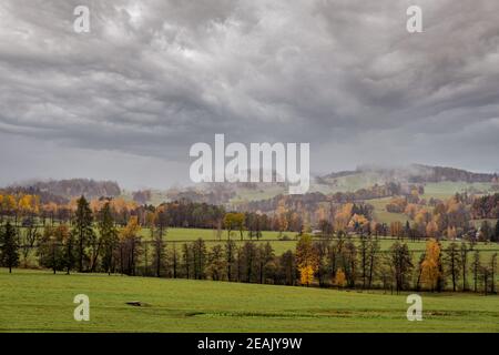 Herbstlandpanorama mit Blick auf das Dorf, Bäume und Felder Stockfoto