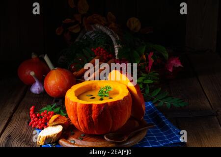 Leckere Kürbissuppe mit Baguette im Herbst Stockfoto