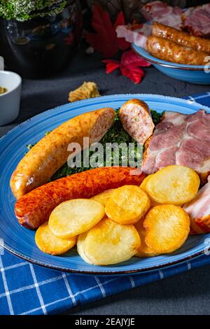 Köstlicher oldenburger Grünkohl mit Pinkelwurst Stockfoto