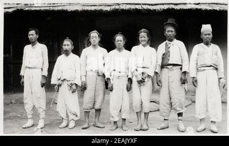 Foto des frühen 20th. Jahrhunderts: Gruppe koreanischer Männer, Korea Stockfoto