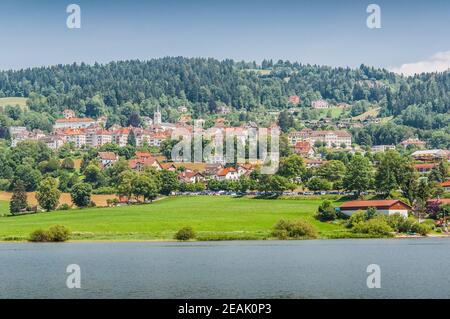 Villers-le-Lac am Ufer des Doubs und des Doubs Wasserfälle in Frankreich Stockfoto