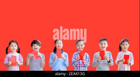 Frohes chinesisches neues Jahr. Lächelnde Kinder halten roten Umschlag für Glückwünsche und Glück Stockfoto