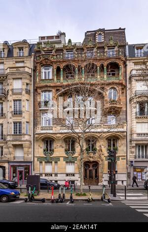 Paris, Frankreich - 20. Januar 2021: Haus Nummer 29 auf dem Boulevard Rapp ist eines der besten Beispiele für den Stil "Jugendstil" in Paris, seine Oberfläche ist Stockfoto