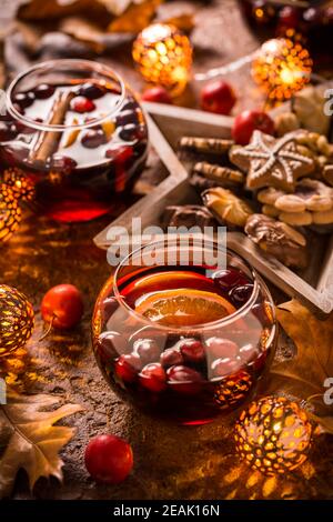 Glühwein mit Orange, Preiselbeeren und Zimt und Anis Stockfoto