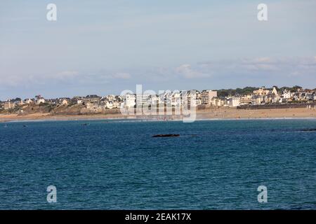 Strand des berühmten Ferienortes Saint Malo in der Bretagne, Frankreich Stockfoto