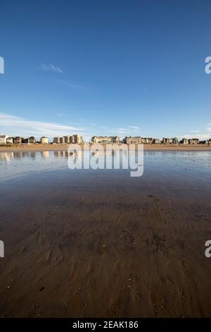 Strand in der Abendsonne und Gebäude entlang der Strandpromenade in Saint Malo. Bretagne, Frankreich Stockfoto