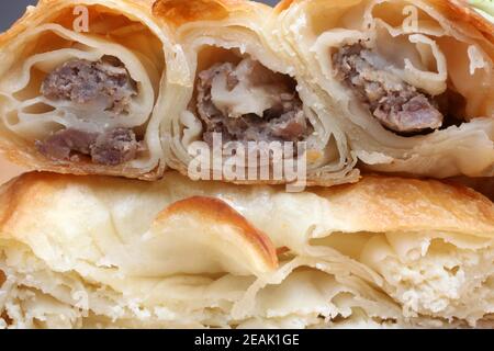 Burek Pie mit Fleisch, Käse oder Spinat Stockfoto