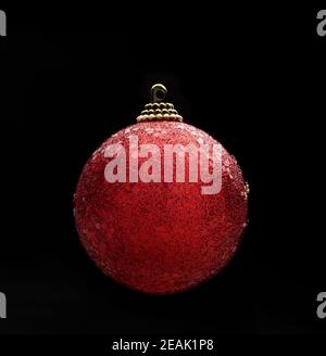 Weihnachtskugel vor schwarzem Hintergrund Stockfoto