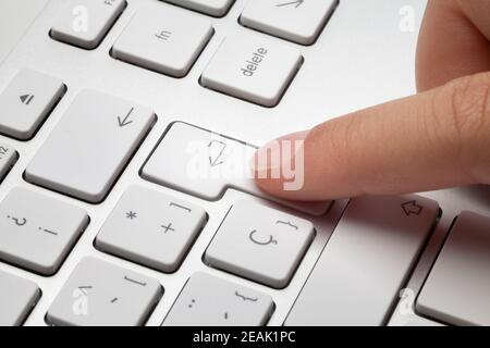 Fingertipp auf ENTER-Befehl Stockfoto