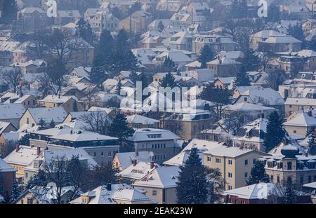 Radebeul, Deutschland. Februar 2021, 10th. Die Dächer der Wohngebäude sind mit Schnee bedeckt. Quelle: Robert Michael/dpa-Zentralbild/dpa/Alamy Live News Stockfoto