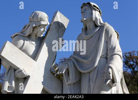 2nd Stationen des Kreuzes, Jesus wird sein Kreuz gegeben, Basilika Himmelfahrt der Jungfrau Maria in Marija Bistrica, Kroatien Stockfoto