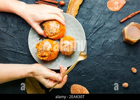 Gebackene Kaki mit Karamell Stockfoto