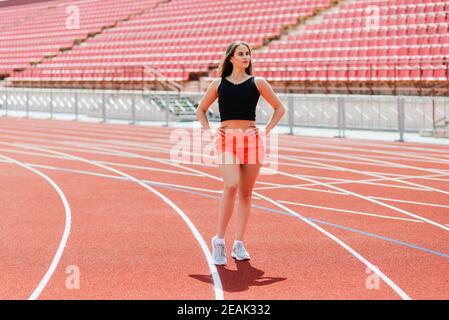Selbstbewusster Teenager-Athlet in einer Sportbekleidung, die auf der Strecke steht stadion Stockfoto