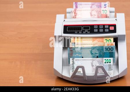 Brasilianisches Geld in einer Zählmaschine Stockfoto