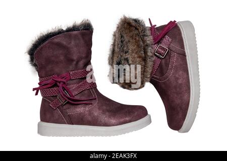 Kinder Winterstiefel. Nahaufnahme eines Paares elegante violette Wildleder Winterstiefel und gefüttert mit braunem Fell. Mädchen Winterschuh Mode neue Trends isoliert auf einem weißen Hintergrund. Makrofotografie. Stockfoto