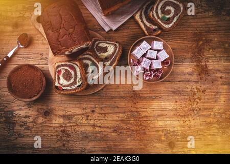 Flache Lage von Wirbel Brioche Stockfoto