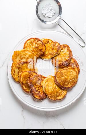 Hausgemachte Low Calarie Quark Pfannkuchen auf weißem Teller Stockfoto