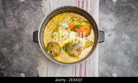 Köstliches Gericht: Gefüllte Paprika in einem Topf. Stockfoto