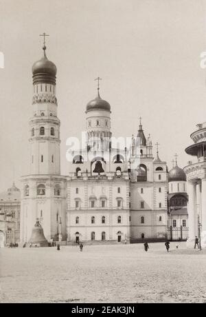 Der Glockenturm "Iwan der Große" (1508 gebaut) ist ein Kirchturm im Moskauer Kreml. Mit einer Gesamthöhe von 81 Meter (266 ft) ist. Stockfoto