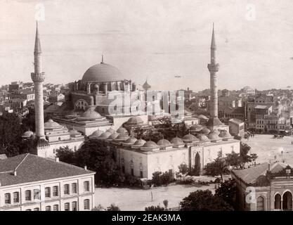 Ansicht der Bayazit Camii Moschee und das Goldene Horn im Hintergrund, Istanbul, Türkei. 19. jahrhundert Stockfoto