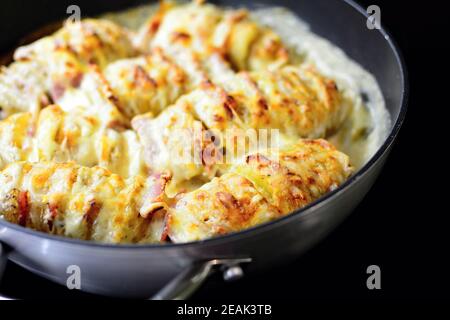 Croque Monsieur Hasselback Kartoffeln. Stockfoto