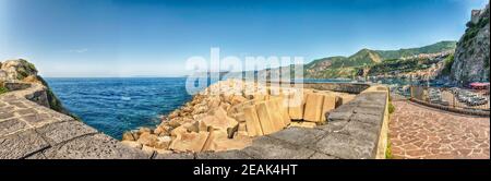 Schöne Meereslandschaft im Dorf Scilla, Kalabrien, Italien Stockfoto