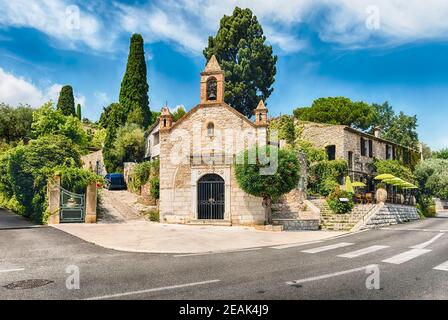 Malerische Kirche in Saint-Paul-de-Vence, Cote d'Azur, Frankreich Stockfoto