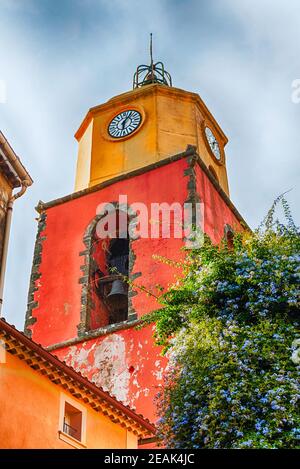 Glockenturm der Kirche Notre Dame, Saint-Tropez, Cote d'Azur, Frankreich Stockfoto