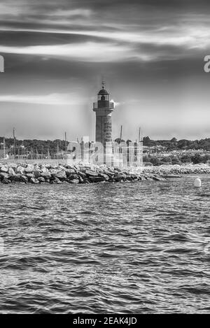 Ikonischer Leuchtturm im Hafen von Saint-Tropez, Cote d'Azur, Frankreich Stockfoto