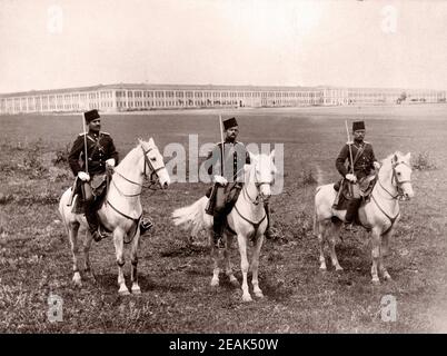 Offiziere des Regiments des Lancers auf dem Pferd, im Feld vor der Kaserne. Istanbul, Türkei, Ende des 19. Jahrhunderts Stockfoto