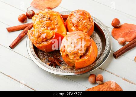 Gebackene Kaki mit Müsli Stockfoto