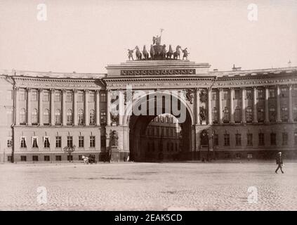 Das Gebäude ist ein Gebäude mit einer 580 m langen bogenförmigen Fassade, am Schlossplatz in Sankt Petersburg, Russland befindet sich vor dem W Stockfoto