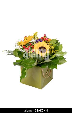 Blumen Dekoration Hintergrund. Nahaufnahme eines schönen Bouquets mit gelben Sonnenblumen in einer dekorativen grünen Geschenkbox isoliert auf weißem Hintergrund. Makro. Stockfoto