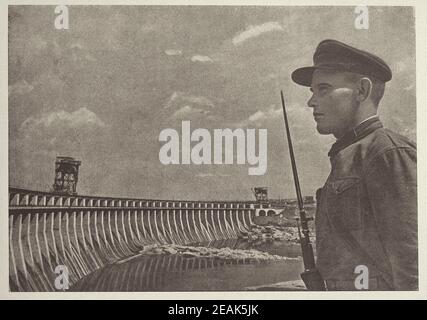 Rote Armee. Aus dem sowjetischen Propagandabuch von 1937. Sowjetischen Sentinel auf der Hut vor der Heimat. Stockfoto