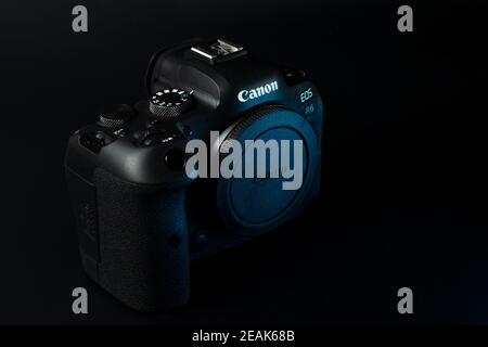 Canon r6 Digitalkamera Nahaufnahme, schwarzer Hintergrund, Blendung Stockfoto